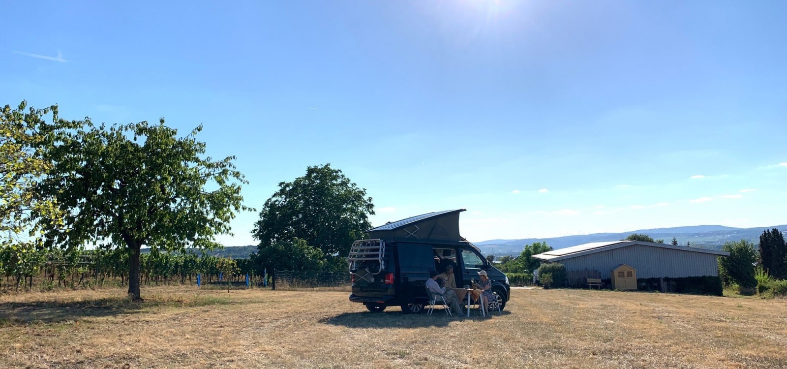 Vanaf de camperplaats kunt u genieten van een prachtig panoramisch uitzicht op de wijnstreek Rheingau aan de andere kant van de Rijn. De zonsondergangen zijn een genot., &copy; Wijnmakerij Mett &amp; Weidenbach