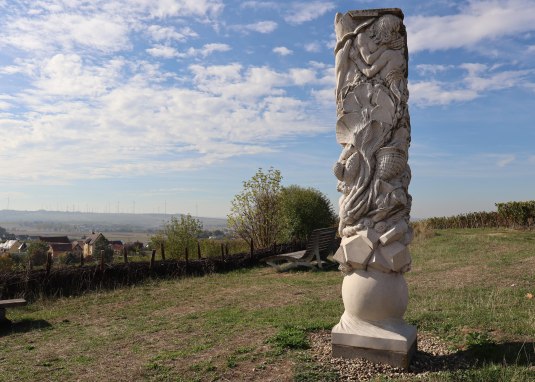 Evolutionss&auml;ule &copy; Tourismus Service Center der Verbandsgemeinde Rhein-Selz
