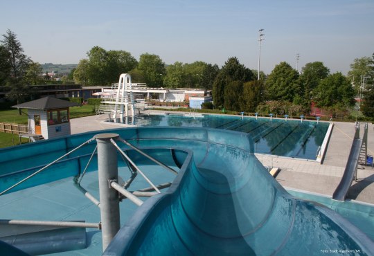 Das Freibad befindet sich im Sportzentrum "Im Blumengarten" und verf&uuml;gt &uuml;ber ein Schwimmer-, Nichtschwimmer- und Planschbecken., &copy; Stadt Ingelheim/ML