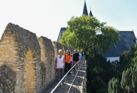 F&uuml;hrung auf dem Wehrgang &copy; Angelika Stehle/Stadt Ingelheim