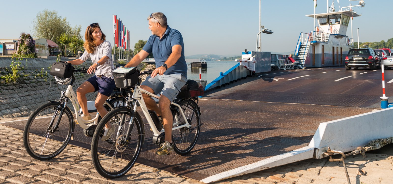 Ferry - arrival with the bikes in Ingelheim, © Dominik Ketz/Rheinhessen-Touristik GmbH