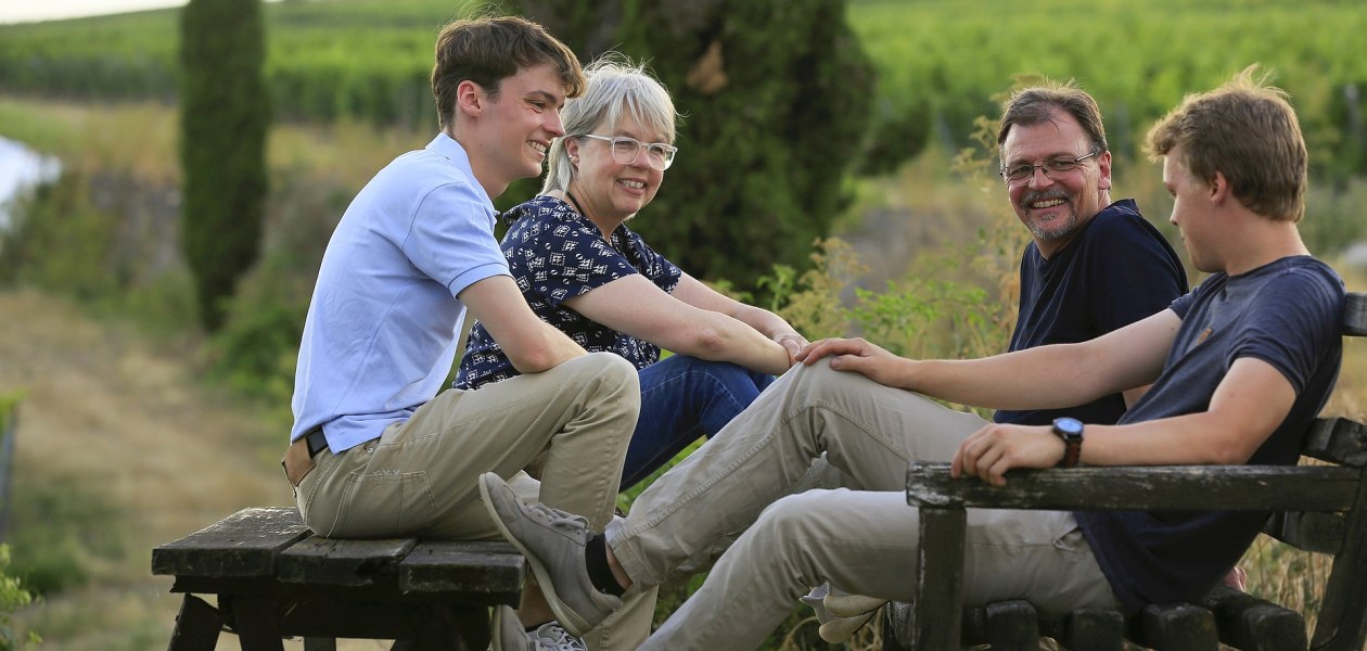 Familie auf Bank_web