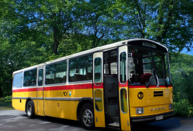 Nostalgietour mit historischem Postbus © IkUM GmbH mit KI bearbeitet