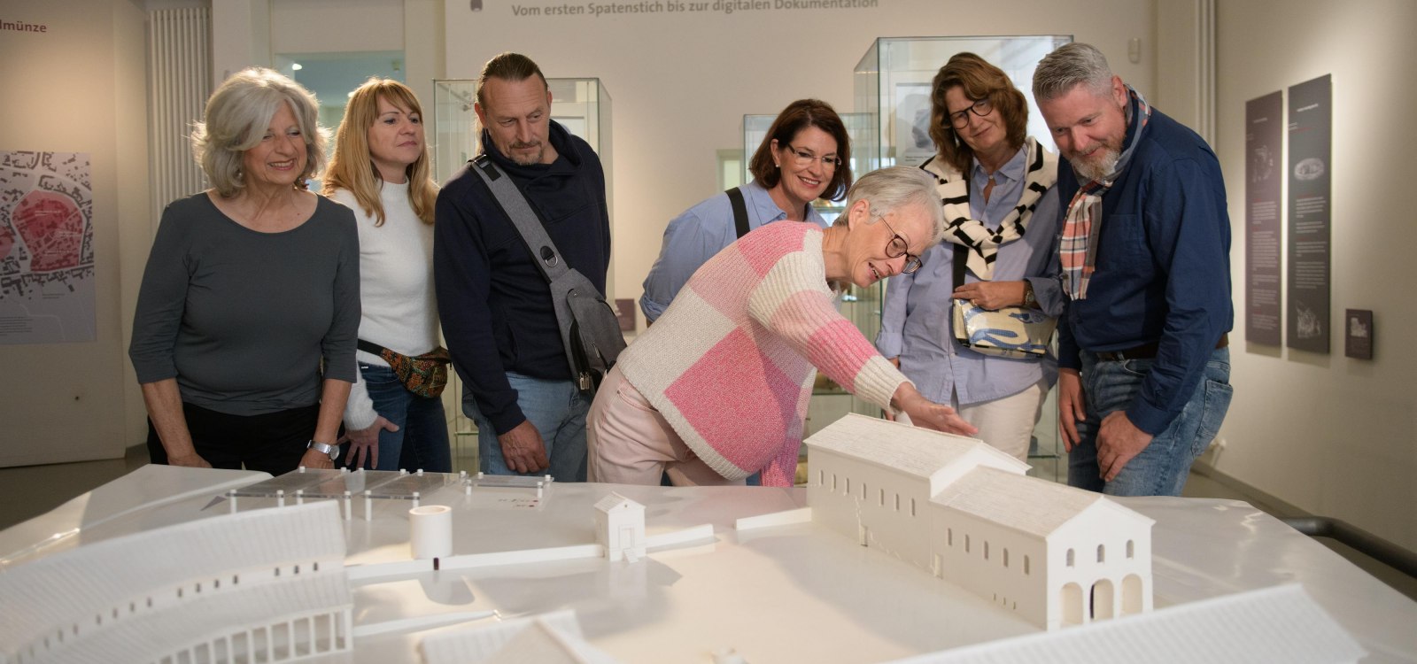 F&uuml;hrung im Museum - Modell, &copy; Angelika Stehle/Stadt Ingelheim