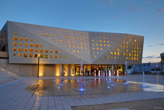 300 ramen, 1.700 losse onderdelen en geen rechte hoek: de gevel van onze nieuwe cultuur- en congreszaal lijkt op een polygoon. Het flexibele ruimteconcept en de sensationele techniek kunnen zich internationaal laten gelden., &copy; Rainer Oppenheimer
