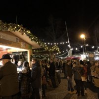 Stand beim Weihnachtsmarkt an der Burgkirche © Mechtild Weitzel