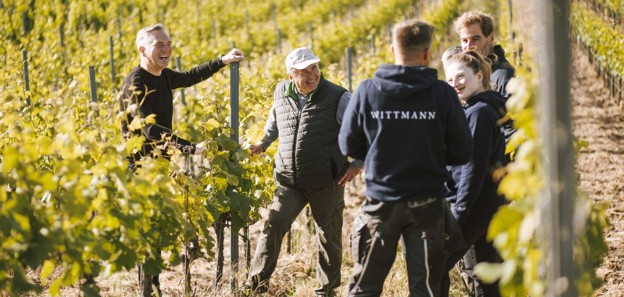 Weingut Wittmann_Weinberg_Team_Philipp Wittmann_Zenon Granda_Georg Rieser_Ana Tkhelidze _by David Maurer, &copy; David Maurer