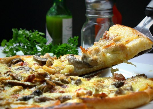Pizza &copy; &copy;joshuemd/Pixabay
