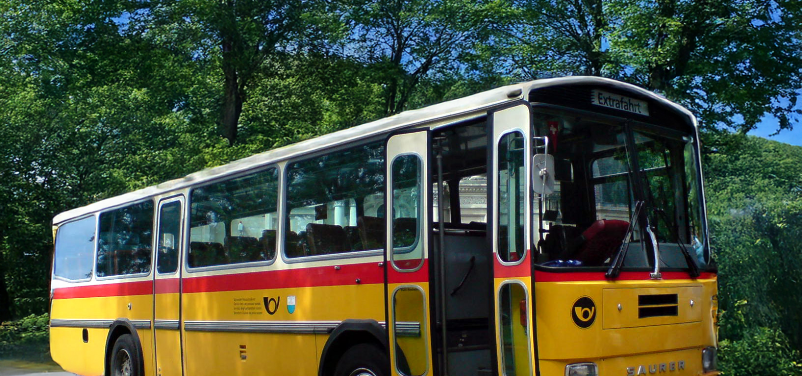 Nostalgietour mit historischem Postbus, © IkUM GmbH mit KI bearbeitet