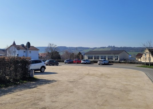 Parkplatz an der Burgkirche &copy; Stadt Ingelheim/uz