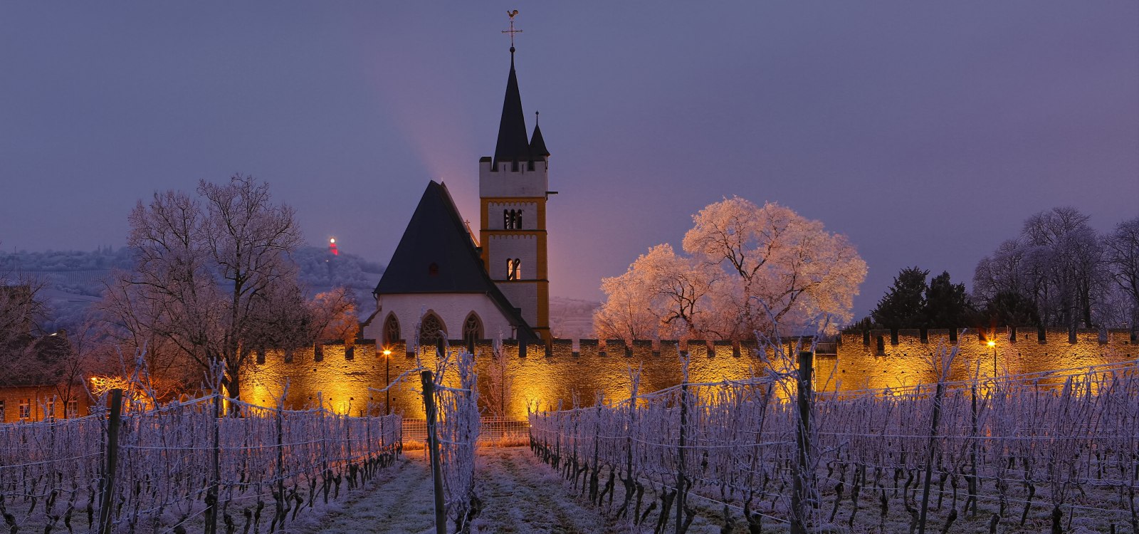Im Hintergrund sieht man die Ingelummer Kerz, den Bismarckturm als Adventskerze, leuchten. , © Rainer Oppenheimer
