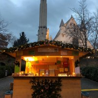 Stand beim Weihnachtsmarkt © Weingut W. & J. Weitzel