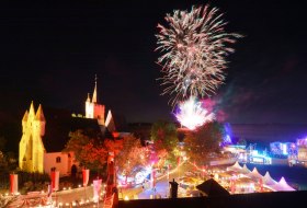 Mit dem Feuerwerk enden neuen Tage Weinromantik im Burgkirchengelände. © Michael Bellaire
