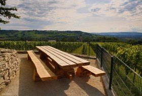 Eine kleine Rast am Tisch des Weines und dabei den herrlichen Panoramablick genießen. © Rainer Oppenheimer
