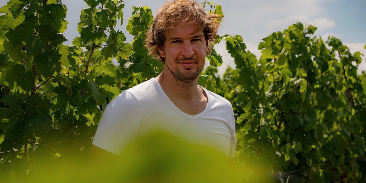 Weingut Gebert_Jan im Weissburgunder Weinberg, &copy; Weingut Gebert