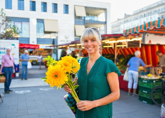 Wochenmarkt Blumenkauf © Angelika Stehle/Stadt Ingelheim