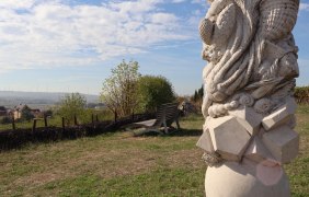 Evolutionss&auml;ule mit Ruhebank im Hintergrund &copy; Tourismus Service Center der Verbandsgemeinde Rhein-Selz