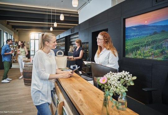 Freundlicher Service und kompetente Ingelheim-Beratung erwartet die G&auml;ste der Rotweinstadt in der Tourist-Information im Winzerkeller., &copy; Roger Richter/IKuM GmbH