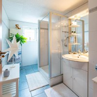 Badezimmer mit Dusche © IKUM- TI