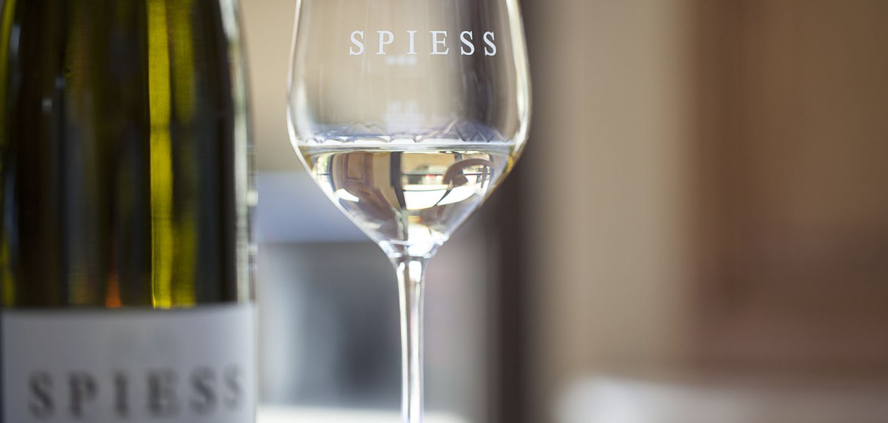 Weingut Spiess GbR - Riederbacherhof_Weinglas, &copy; Michael Zellmer