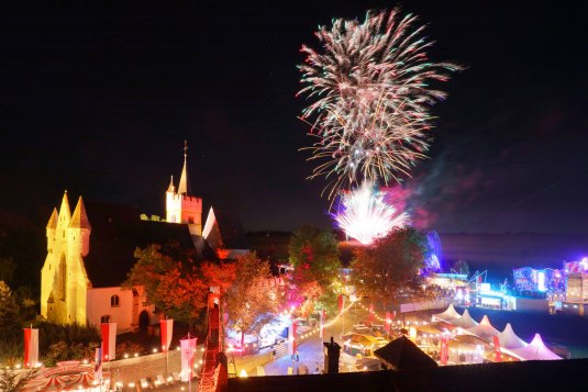 Mit dem Feuerwerk enden neuen Tage Weinromantik im Burgkirchengelände., © Michael Bellaire