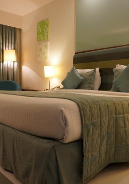 Hotelzimmer &copy; Bild von bottlein auf Pixabay