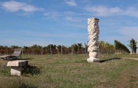 Evolutionss&auml;ule mit Sitzgelegenheiten &copy; Tourismus Service Center der Verbandsgemeinde Rhein-Selz