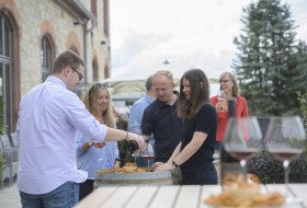 Weinprobe auf der Sonnenterrasse der Vinothek &copy; Angelika Stehle/IKuM GmbH