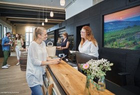 Freundlicher Service und kompetente Ingelheim-Beratung erwartet die G&auml;ste der Rotweinstadt in der Tourist-Information im Winzerkeller. &copy; Roger Richter/IKuM GmbH
