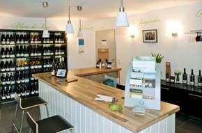 Weingut Pfeiffer_Theke_Vinothek, &copy; Weingut Pfeiffer