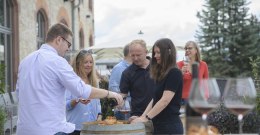 Weinprobe auf der Sonnenterrasse der Vinothek &copy; Angelika Stehle/IKuM GmbH