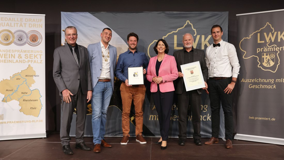 Ehrenpreis des Verbandes der Rheinischen Weinkommissionaere e.V. an das Weingut Hamm An der Burgkirche, Ingelheim, &copy; LWK RLP / Alexander Sell