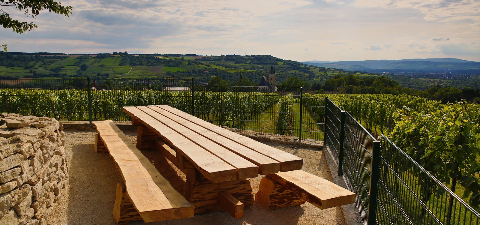 Eine kleine Rast am Tisch des Weines und dabei den herrlichen Panoramablick genießen., © Rainer Oppenheimer