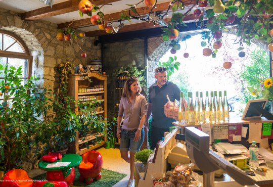 Ingelheim is best known in the region for its fruit and asparagus cultivation, which can be bought directly from the producer., &copy; Rheinhessen-Touristik GmbH / Dominik Ketz